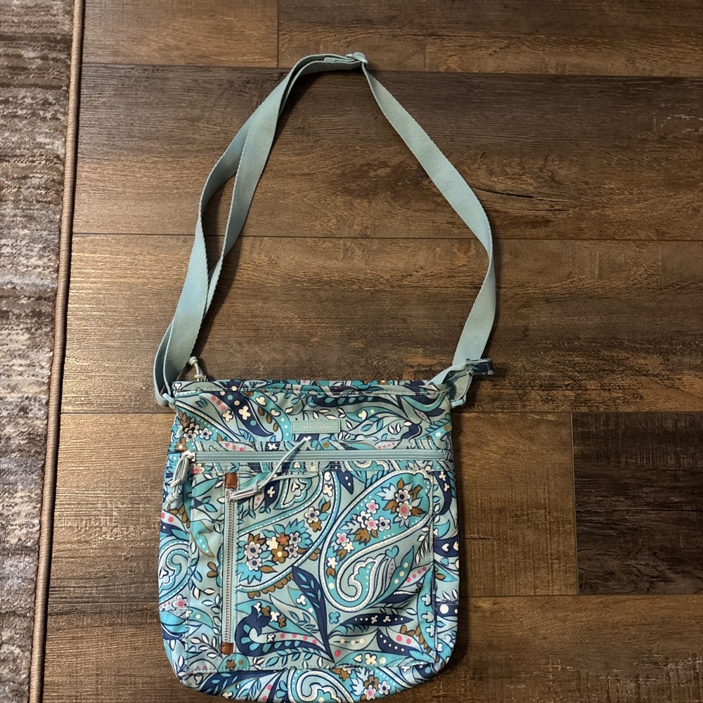 Vera Bradley Lighten Up Travel Ready Crossbody purse *Daisy Paisley*
